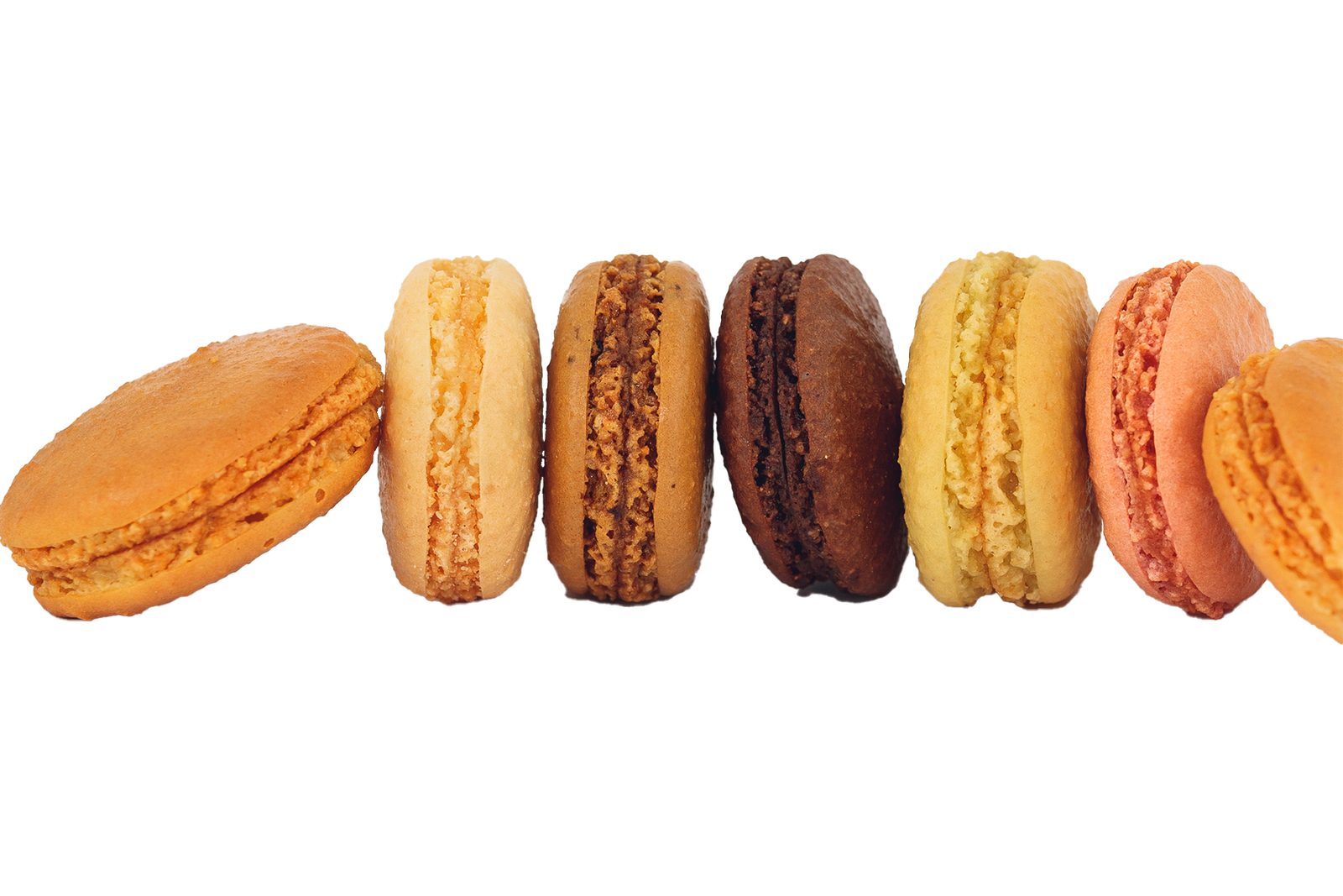 Macarons croustillants et fondants à Annecy, une expérience tactile et gustative unique.