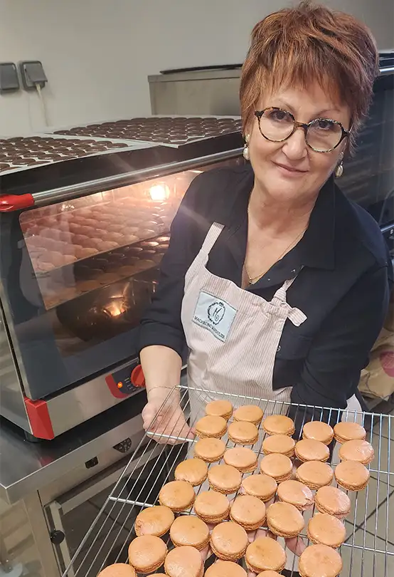 Macarons d'Annecy, préparés avec des ingrédients locaux pour une immersion gustative dans la région.