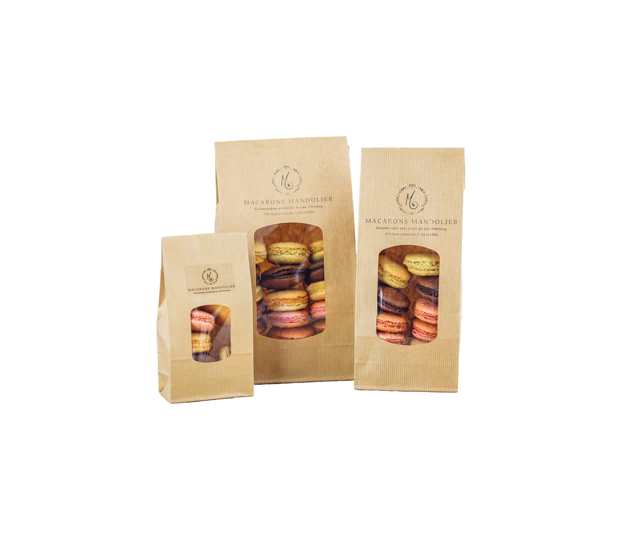 Macarons soigneusement enveloppés dans un sachet à Annecy, une expérience gourmande pratique pour savourer nos délices sucrés en déplacement.